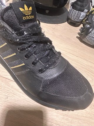 Zapatillas Adidas Negras y Doradas