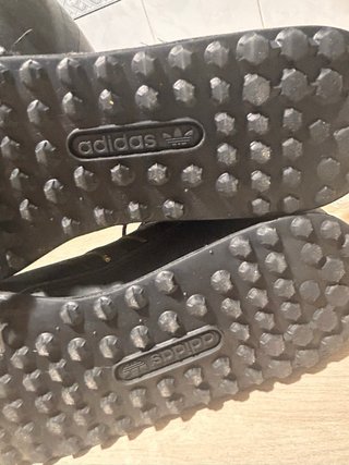 Zapatillas Adidas Negras y Doradas
