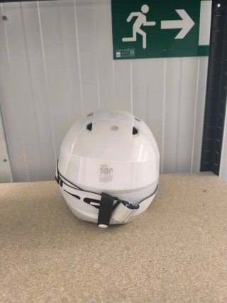 Casco de esquí blanco con gafas