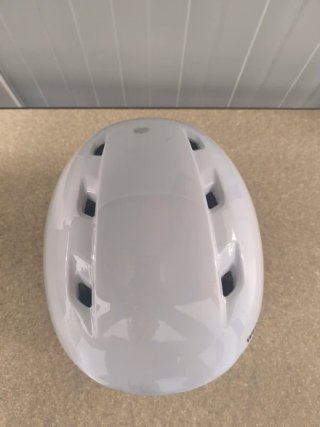 Casco de esquí blanco con gafas