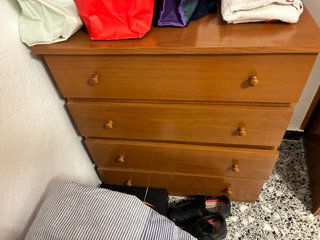 Cómoda de madera marrón