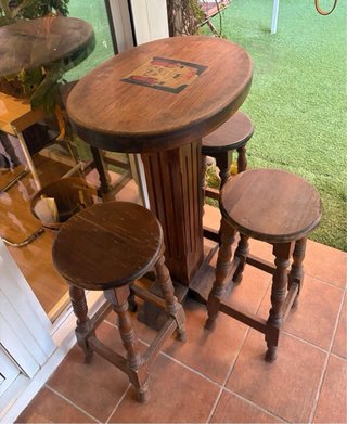 Mesa alta madera maciza + 3 banquetas