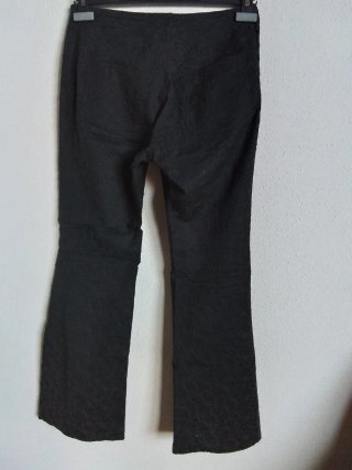 Pantalón "Mango" negro bordado, calado, versátil.