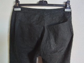 Pantalón "Mango" negro bordado, calado, versátil.