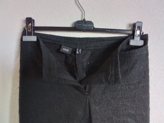 Pantalón "Mango" negro bordado, calado, versátil.