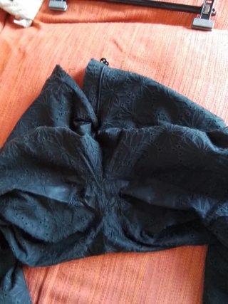 Pantalón "Mango" negro bordado, calado, versátil.