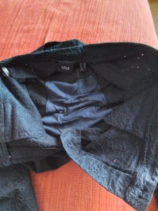 Pantalón "Mango" negro bordado, calado, versátil.