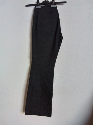 Pantalón "Mango" negro bordado, calado, versátil.