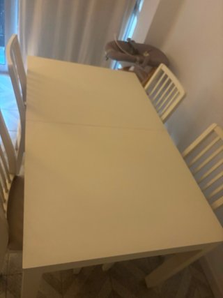 Mesa comedor y 4 sillas blancas