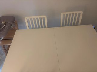 Mesa comedor y 4 sillas blancas