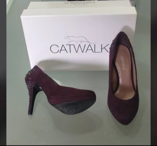 Zapatos de tacón Catwalk burdeos con pedrería