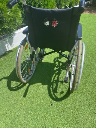 Silla de ruedas con reposapiés extraible