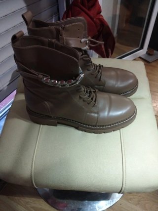 Botas de mujer marrones con cadena