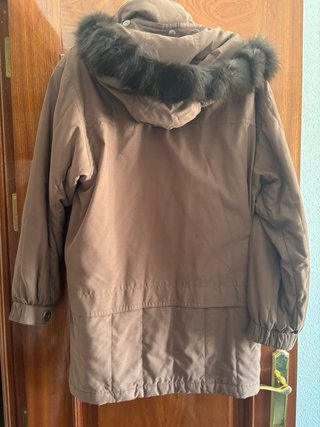 Chaqueta marrón con capucha y pelo