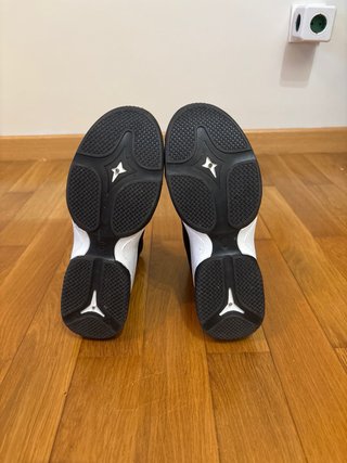 Zapatillas negras y blancas