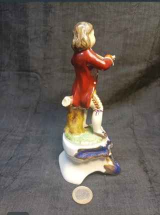 Figura músico violinista estilo rococó clásico