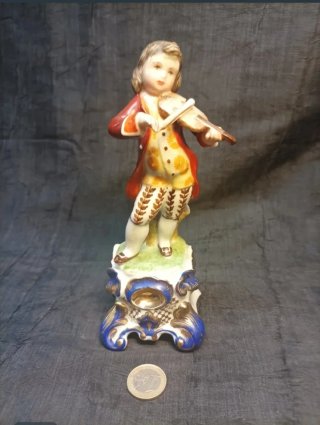 Figura músico violinista estilo rococó clásico