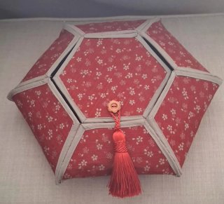 Costurero/Joyero de patchwork hecho a mano. 33 cm.