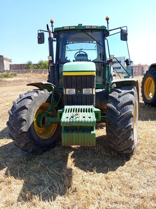 2 Tractores John Deere 6810 y 6510 SE