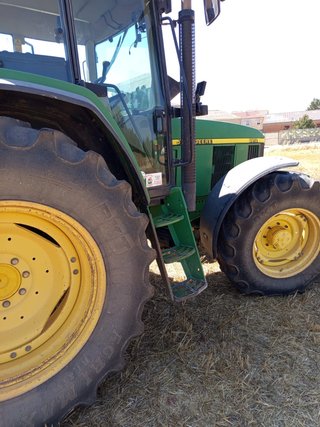 2 Tractores John Deere 6810 y 6510 SE