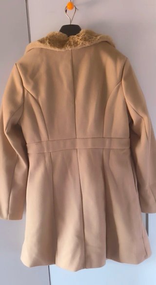 Abrigo beige con cuello de pelo