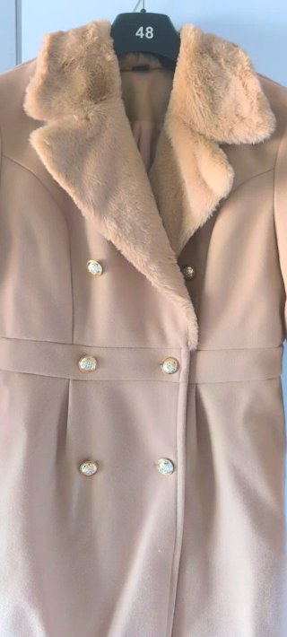 Abrigo beige con cuello de pelo
