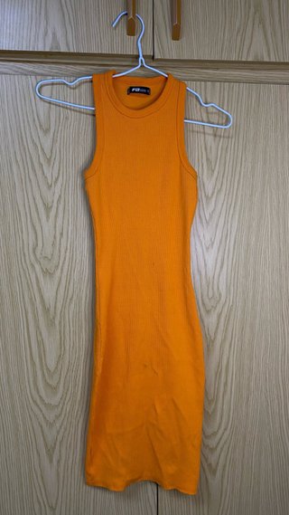Vestido naranja ajustado