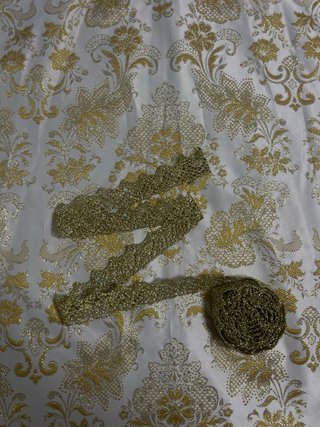 Encaje dorado con tejido blanco