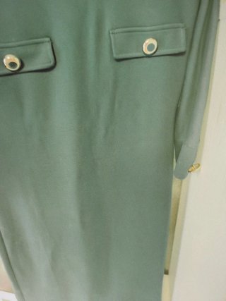 Vestido verde con bolsillos y botones dorados