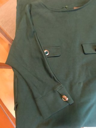 Vestido verde con bolsillos y botones dorados