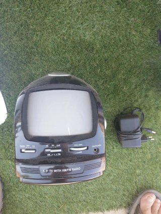 Mini TV Portátil 5.5 con Radio AM/FM