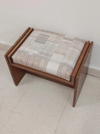 10 butacas de madera con sillón acolchado.