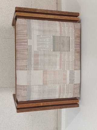 10 butacas de madera con sillón acolchado.