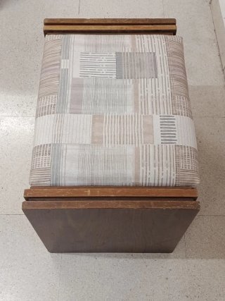 10 butacas de madera con sillón acolchado.