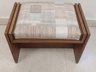 10 butacas de madera con sillón acolchado.
