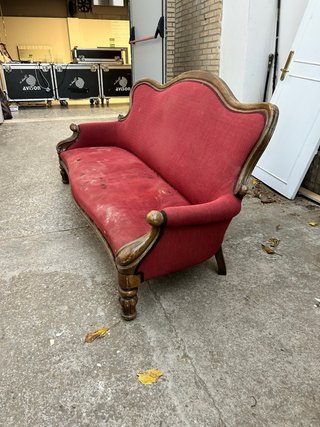 Sofá antiguo de madera