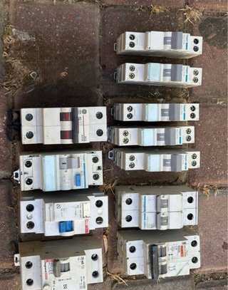 8 Térmicos y 3 Diferenciales Eléctricos