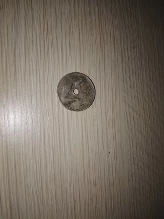 Moneda con agujero
