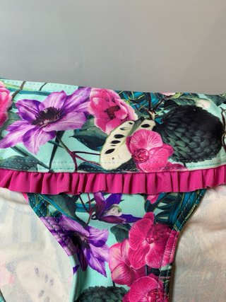 Slip bikini floreale con volant