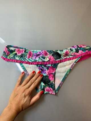 Slip bikini floreale con volant