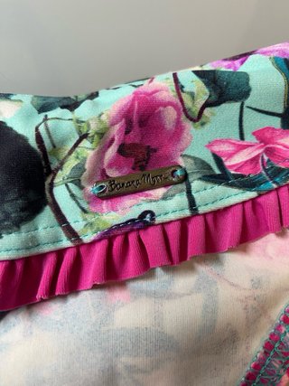 Slip bikini floreale con volant