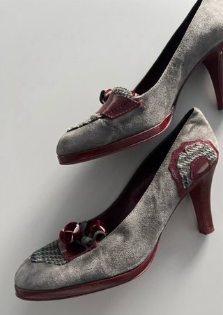 Zapatos de tacón Sa grises y rojos