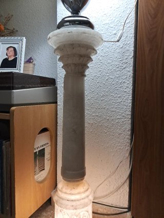 Columna de mármol con luz interior