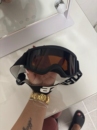 Gafas de nieve negras con lente naranja