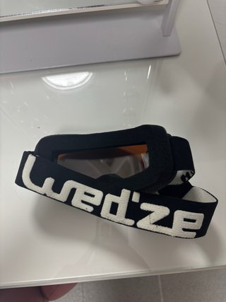 Gafas de nieve negras con lente naranja