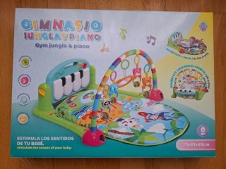 Gimnasio para bebé con piano