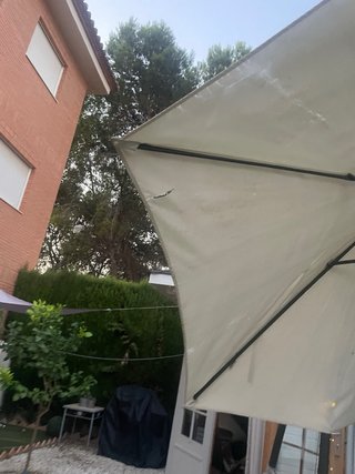 Sombrilla grande beige y negra