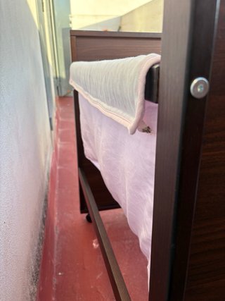 Minicuna de madera con ruedas