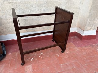 Minicuna de madera con ruedas