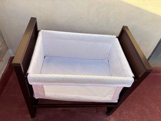 Minicuna de madera con ruedas